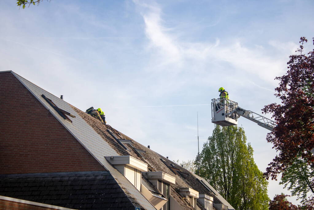 Brandweer breekt dak open om brand te bestrijden