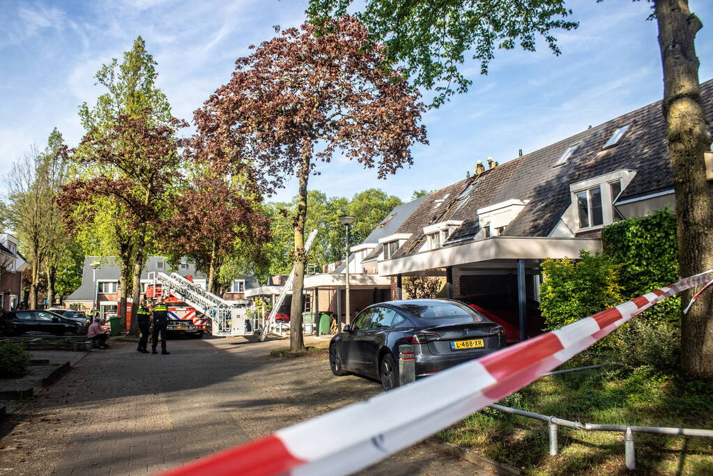 Brandweer breekt dak open om brand te bestrijden