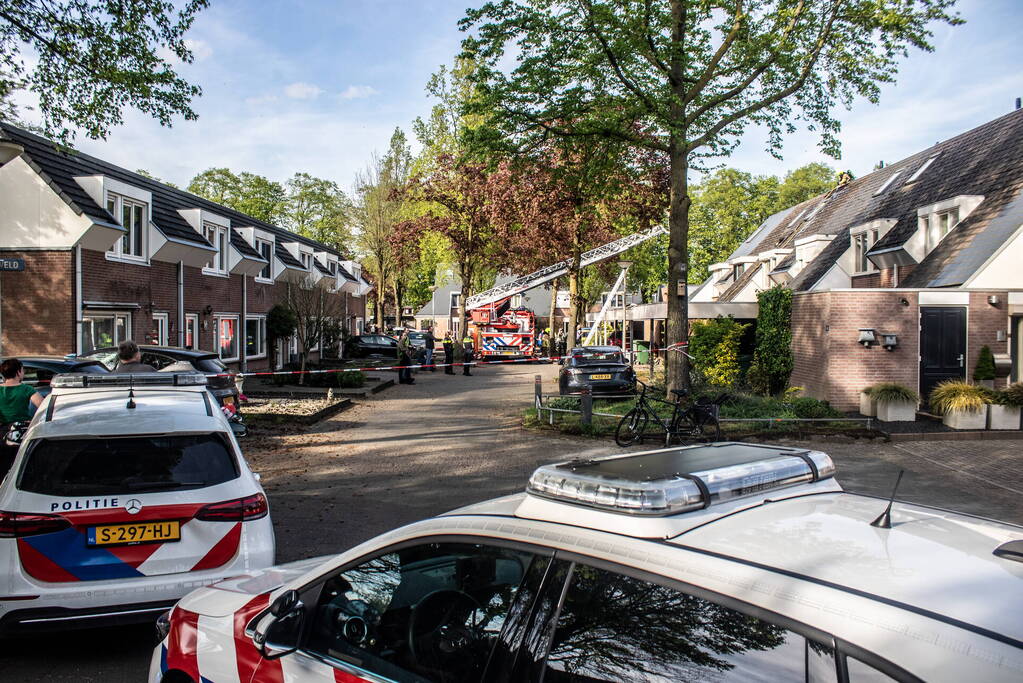 Brandweer breekt dak open om brand te bestrijden