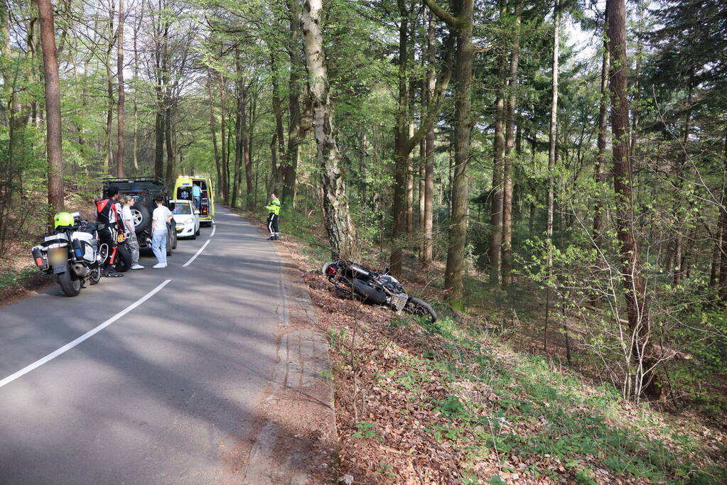 Motorrijder vliegt uit de bocht en komt hard ten val