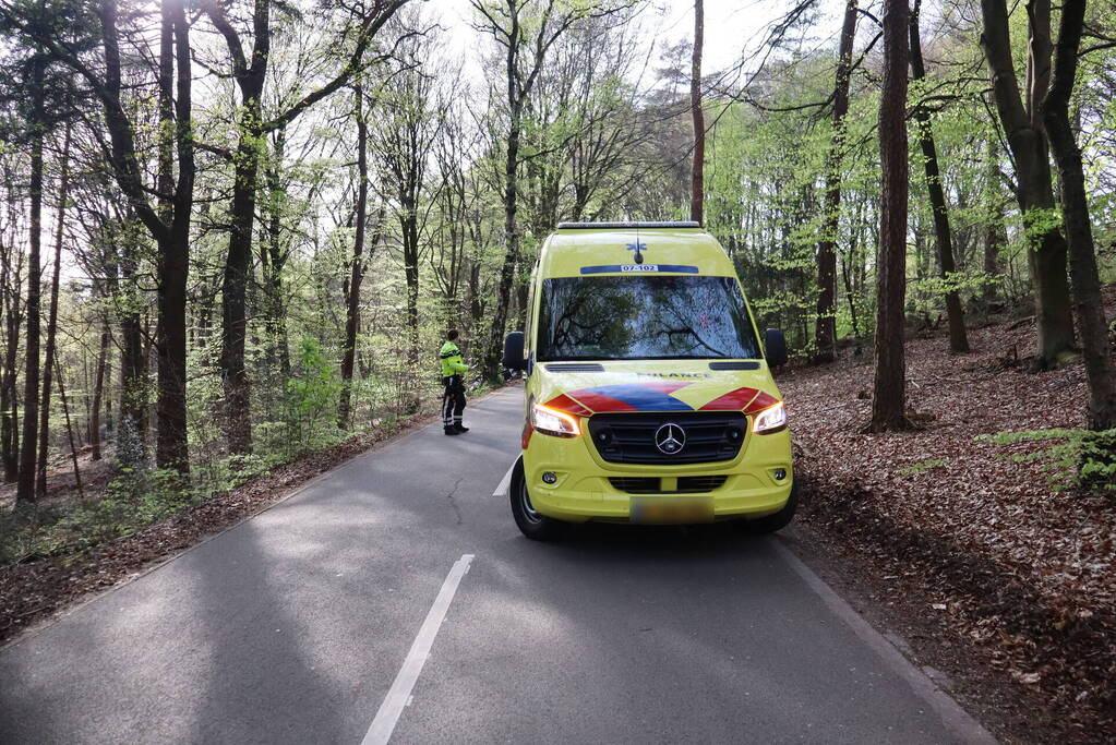 Motorrijder vliegt uit de bocht en komt hard ten val