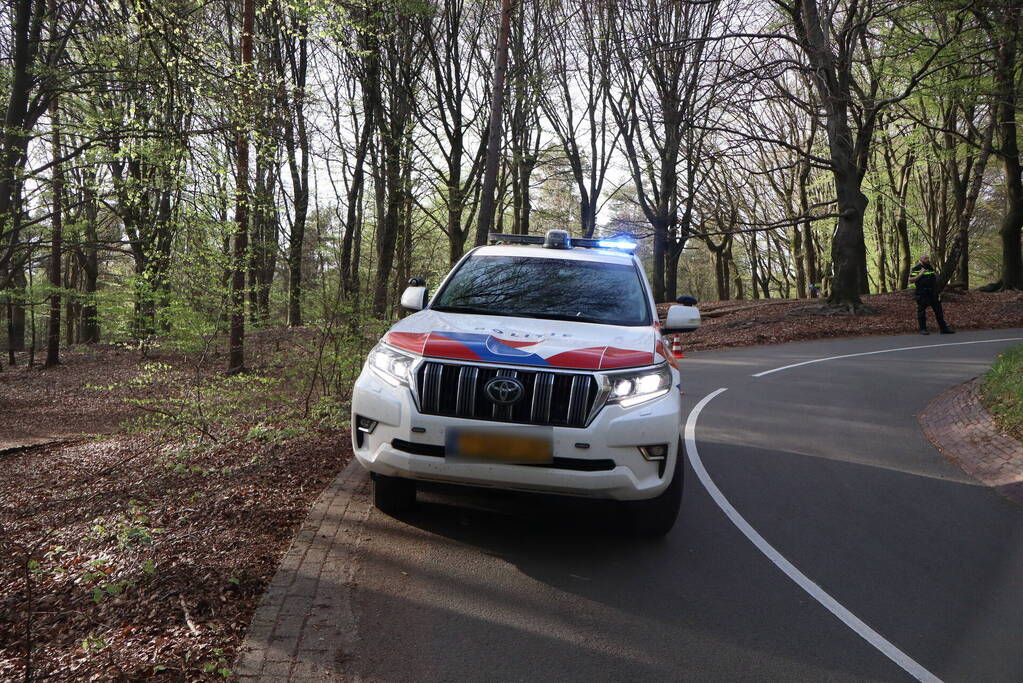 Motorrijder vliegt uit de bocht en komt hard ten val