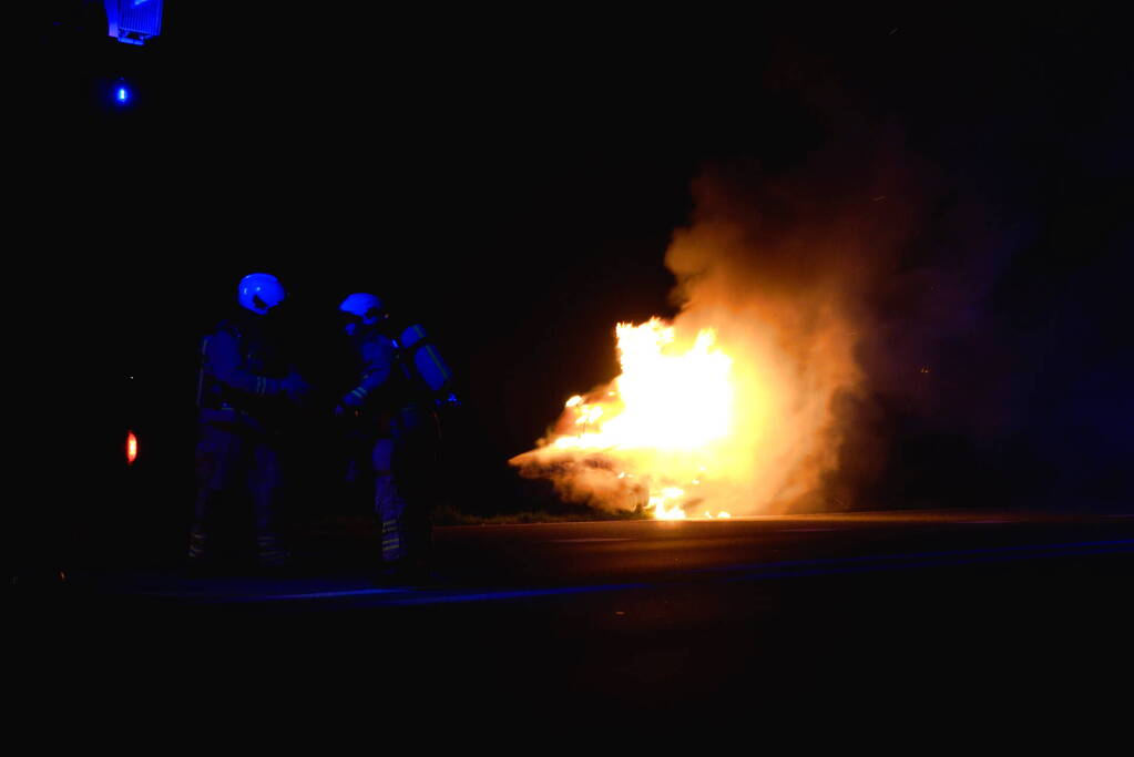 Busje volledig uitgebrand op N34