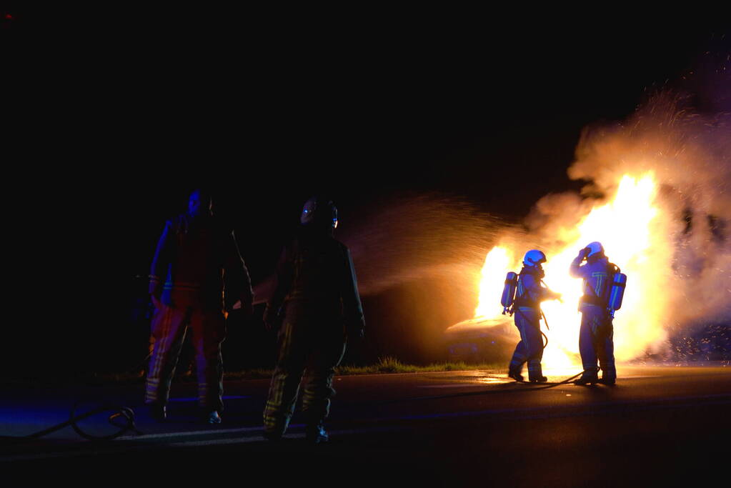 Busje volledig uitgebrand op N34