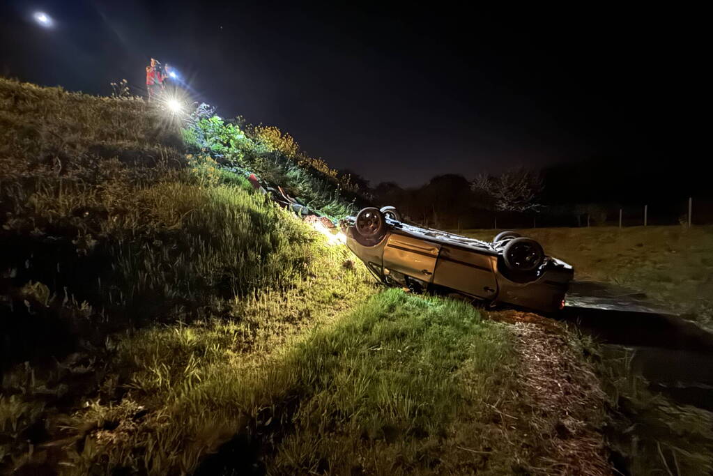 Automobilist belandt onderaan talud