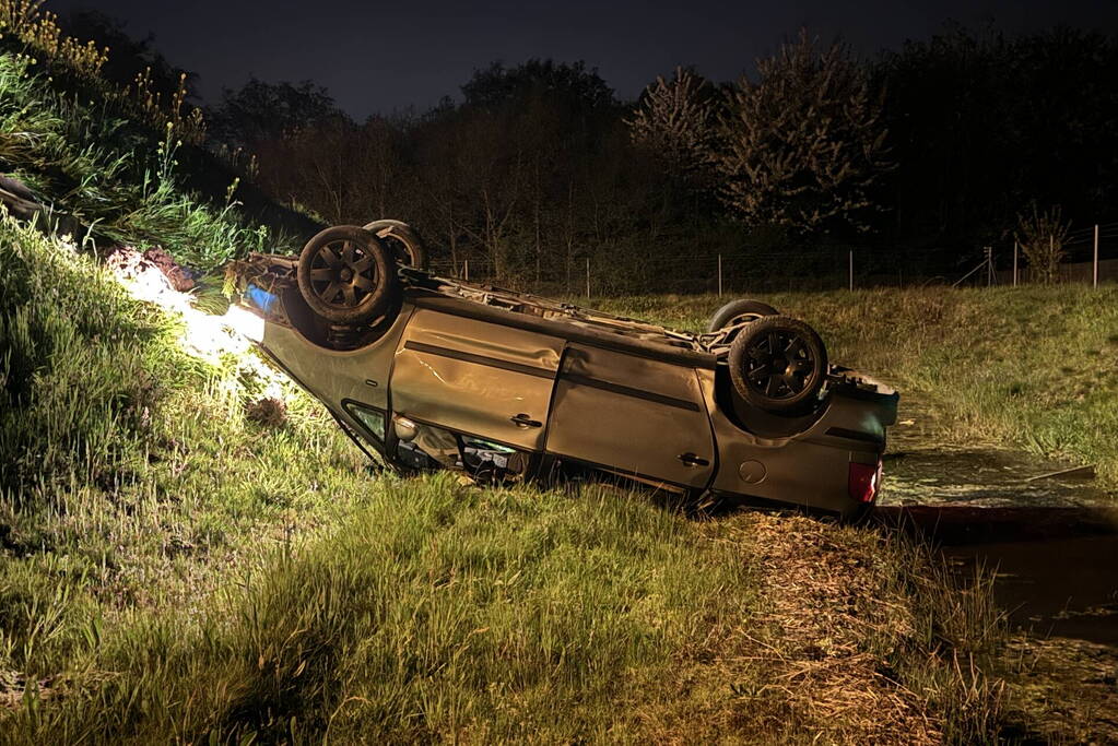 Automobilist belandt onderaan talud