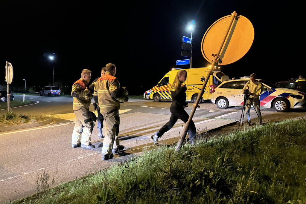 Automobilist belandt onderaan talud