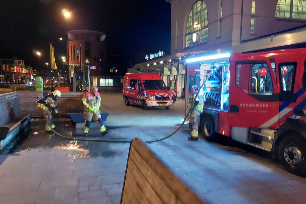 Afval in brand op stationsplein