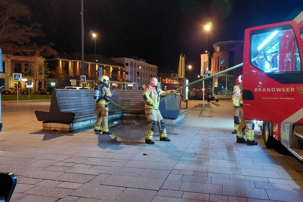 Afval in brand op stationsplein