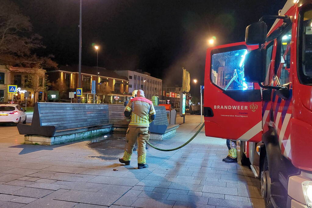 Afval in brand op stationsplein