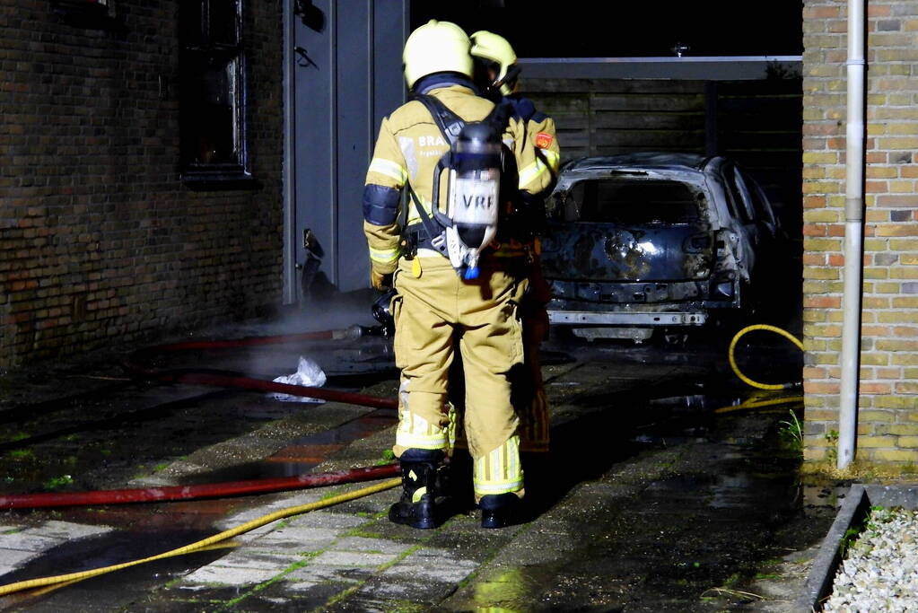 Auto brandt volledig uit naast woning