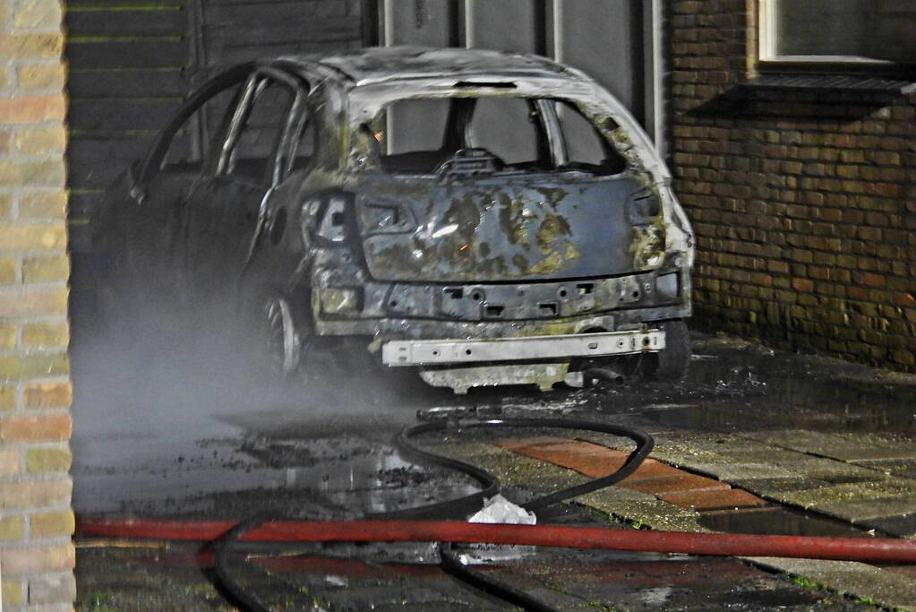 Auto brandt volledig uit naast woning