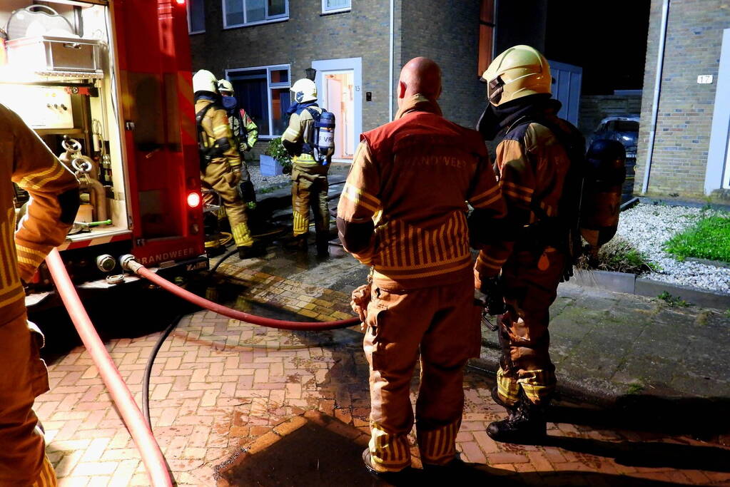 Auto brandt volledig uit naast woning