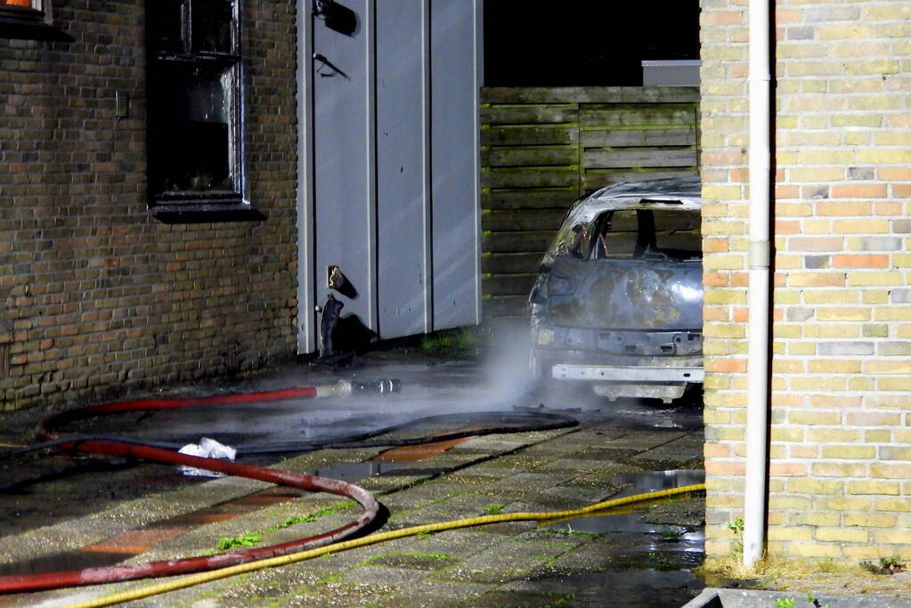 Auto brandt volledig uit naast woning