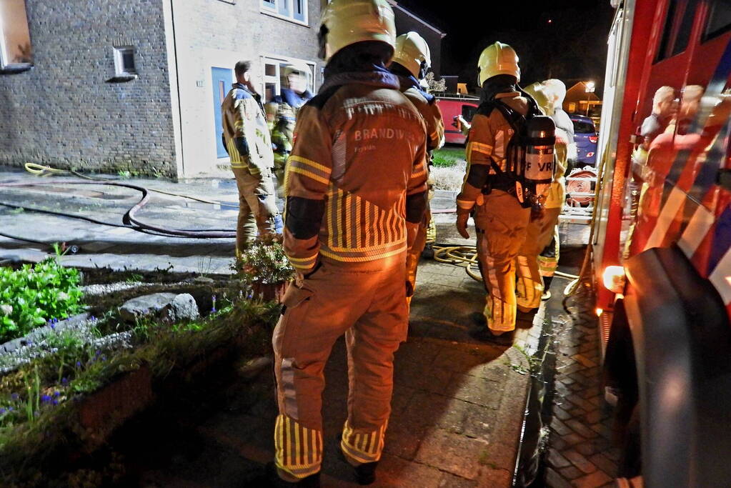 Auto brandt volledig uit naast woning