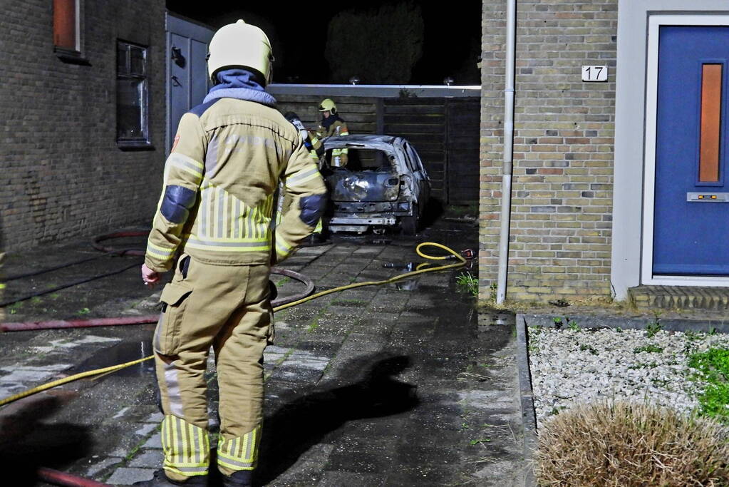 Auto brandt volledig uit naast woning