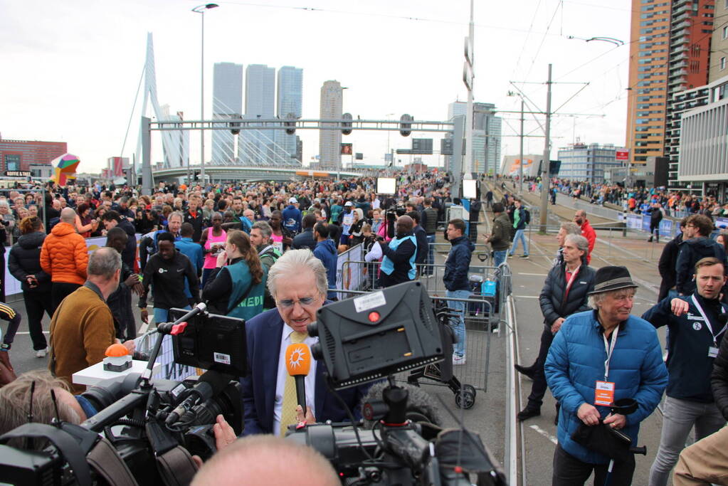 43e NN marathon Rotterdam van start met voor de laatste keer Lee Towers