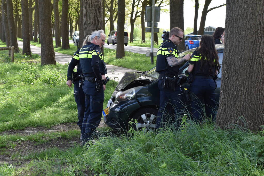 Veel schade bij kop-staart botsing na remmen bij kruispunt