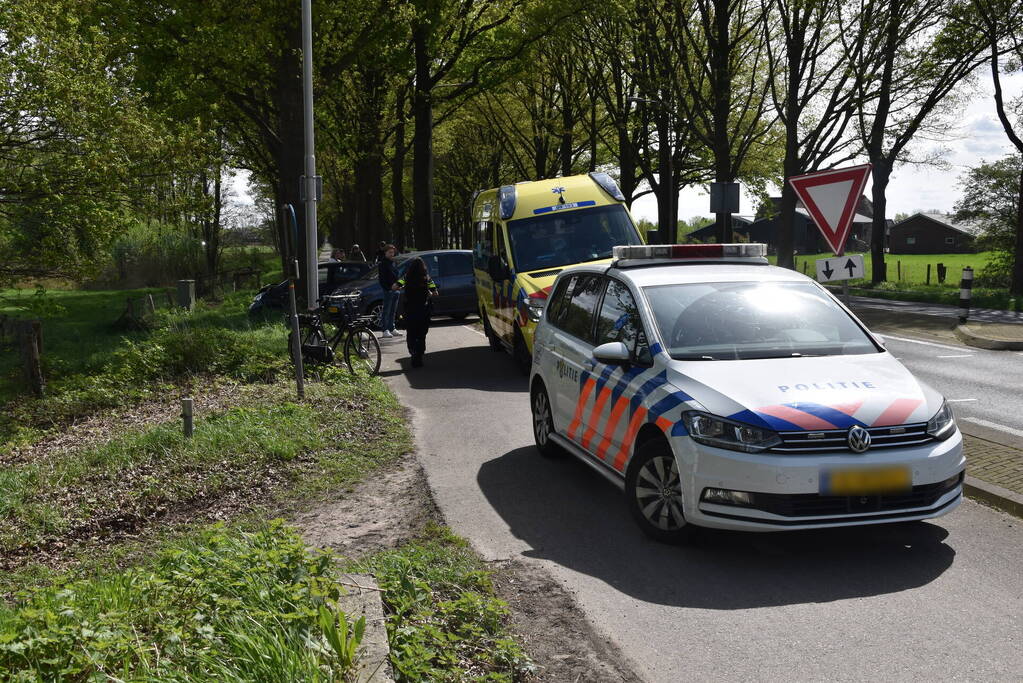 Veel schade bij kop-staart botsing na remmen bij kruispunt