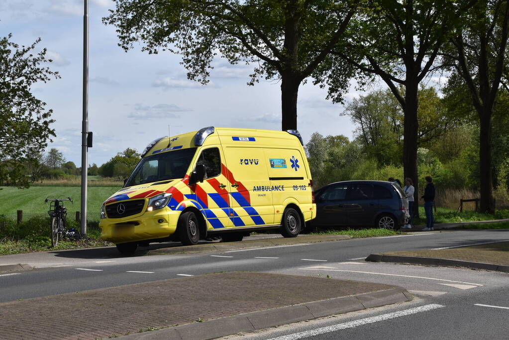 Veel schade bij kop-staart botsing na remmen bij kruispunt