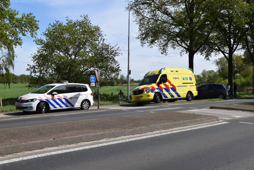 Veel schade bij kop-staart botsing na remmen bij kruispunt