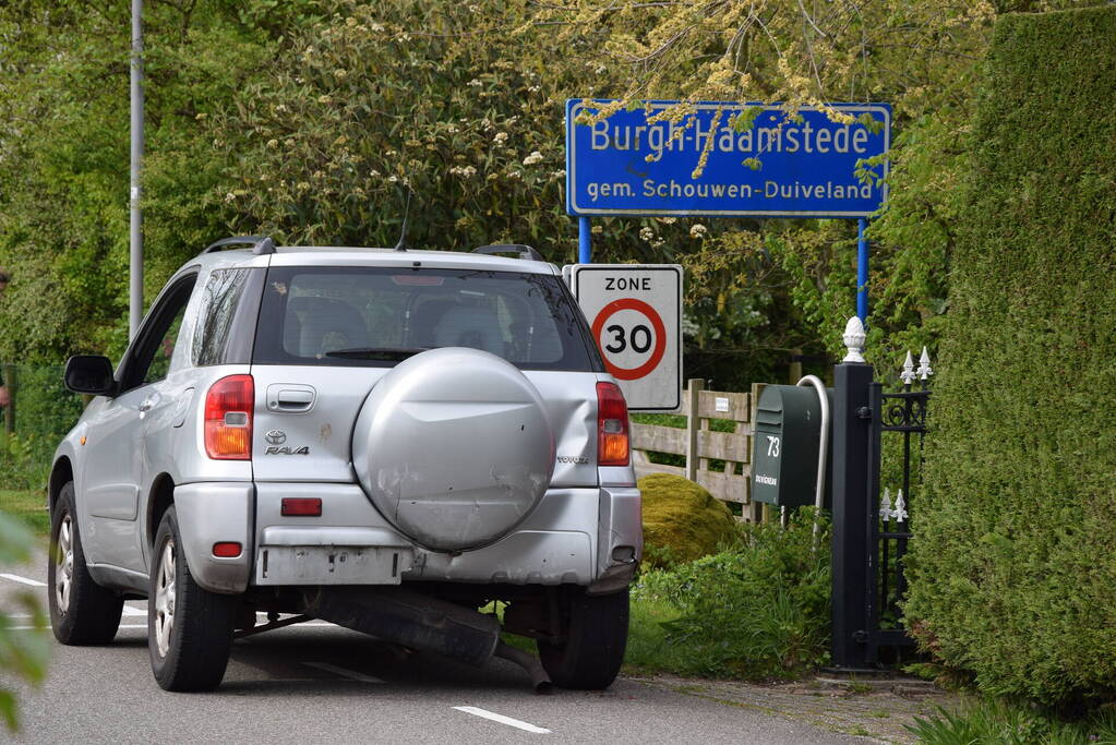 Schade bij ongeval tussen twee auto's en motor