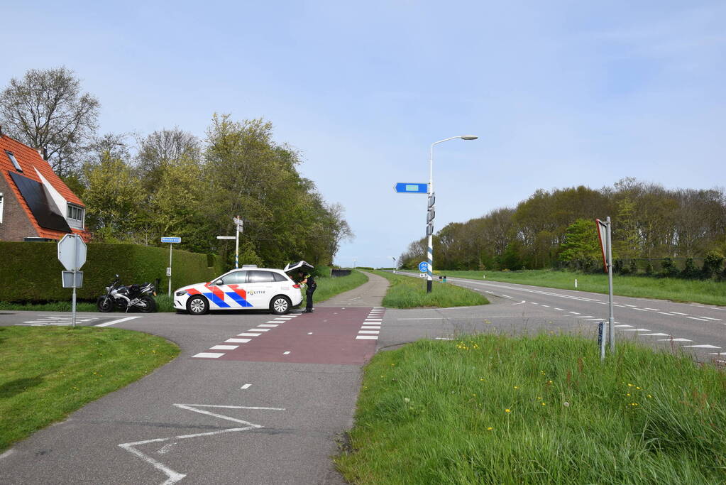 Schade bij ongeval tussen twee auto's en motor