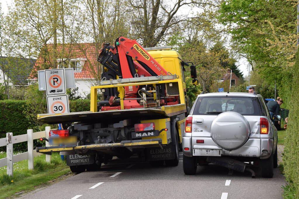 Schade bij ongeval tussen twee auto's en motor