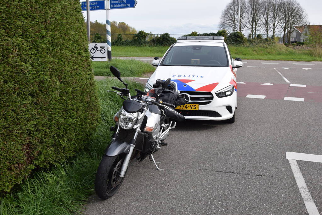 Schade bij ongeval tussen twee auto's en motor