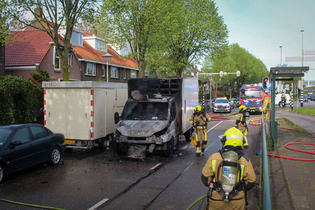 Bestelbus brandt volledig af