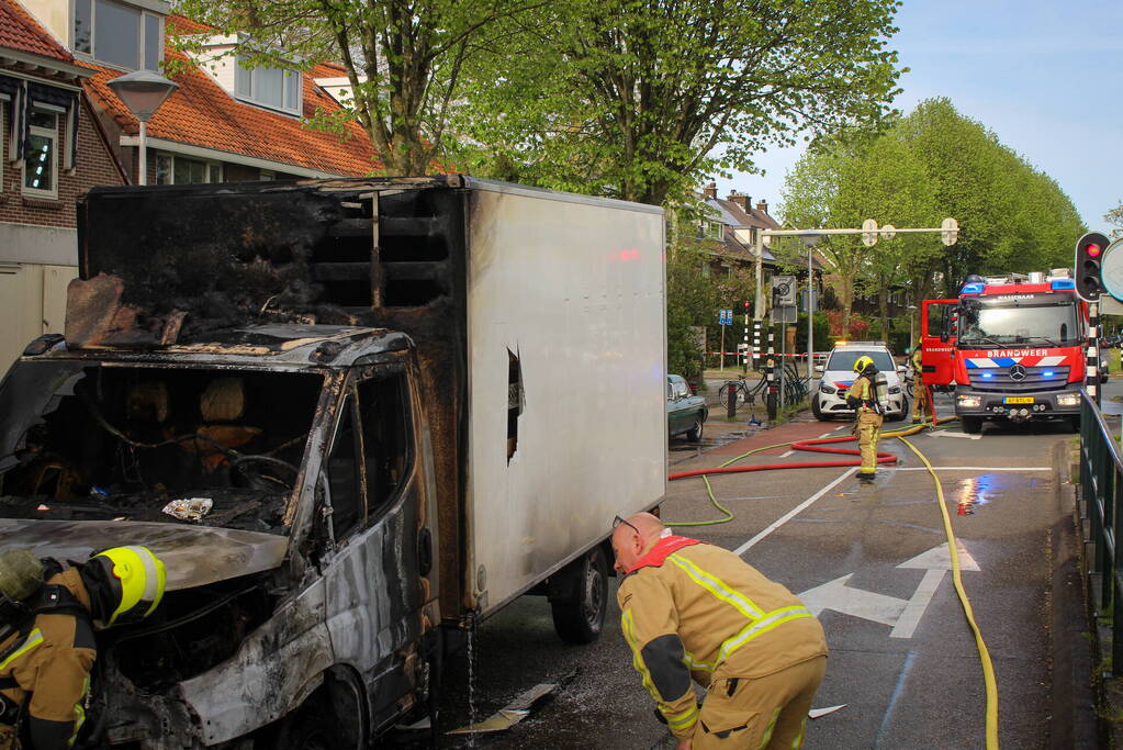 Bestelbus brandt volledig af