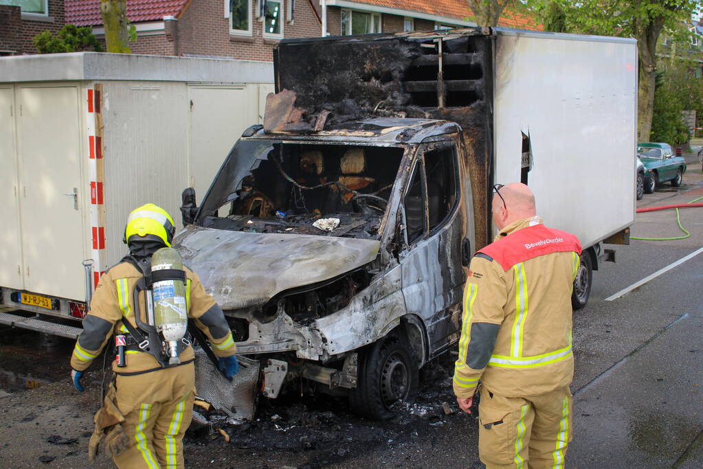 Bestelbus brandt volledig af