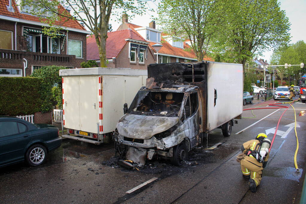 Bestelbus brandt volledig af