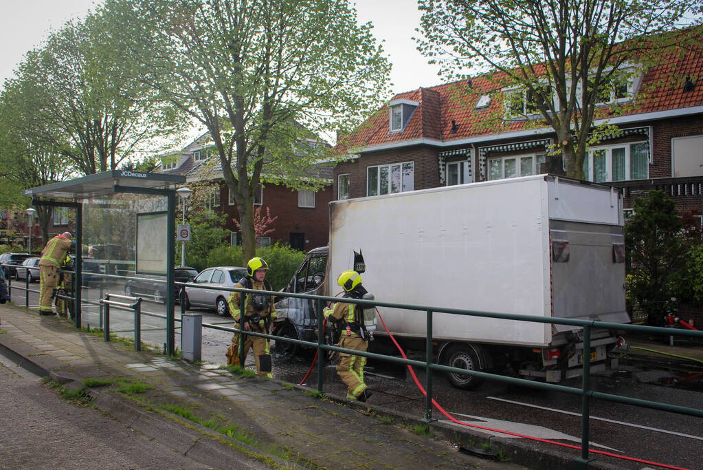 Bestelbus brandt volledig af