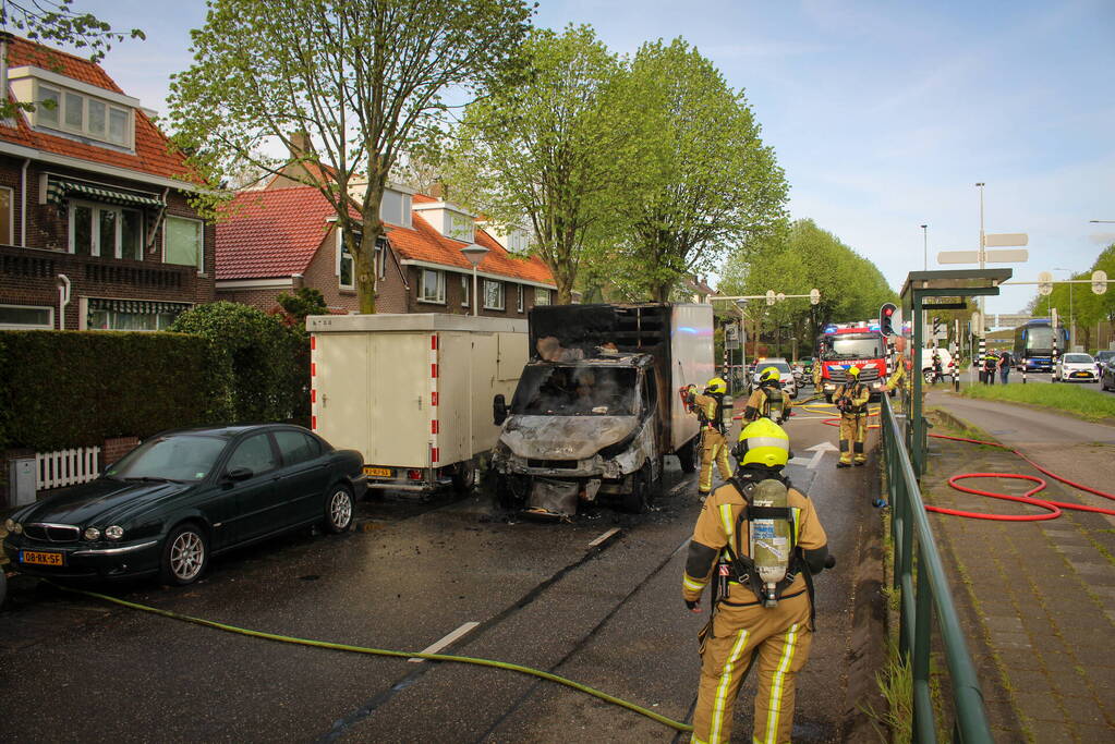 Bestelbus brandt volledig af