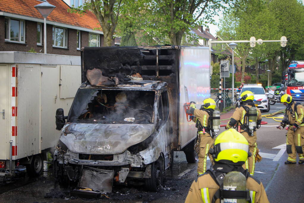 Bestelbus brandt volledig af