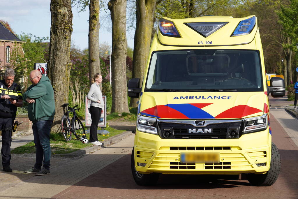 Wielrenner komt hard ten val na ongeval met auto