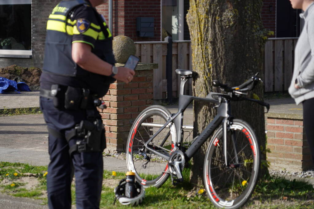 Wielrenner komt hard ten val na ongeval met auto