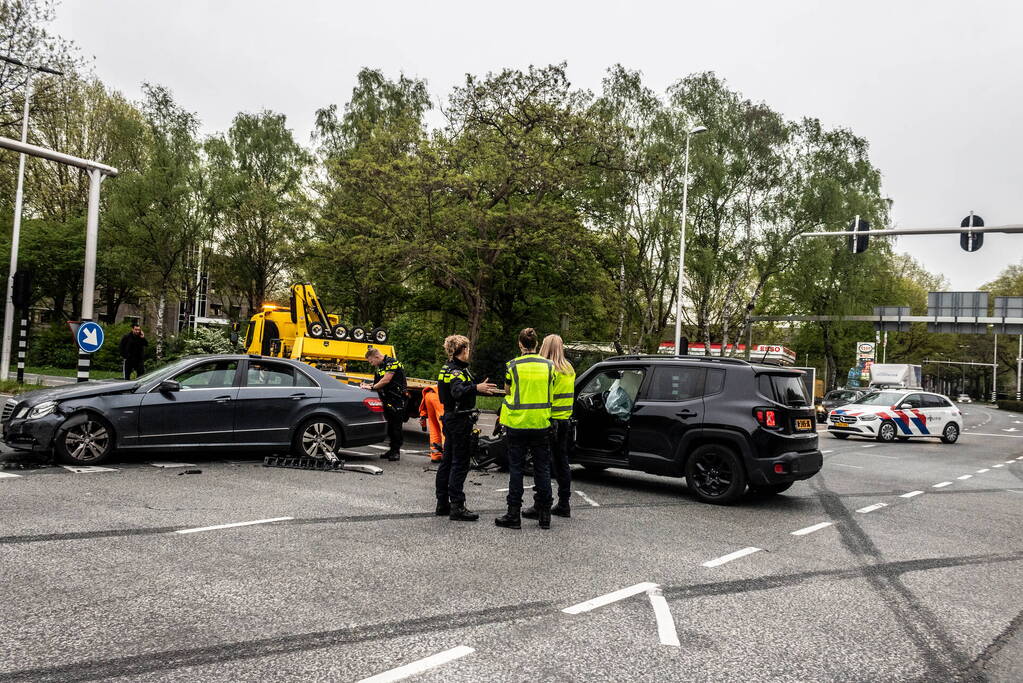 Veel schade nadat auto door rood rijdt