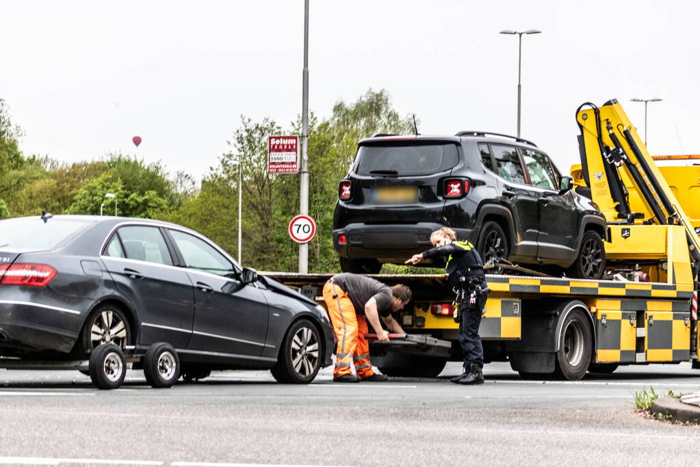 Veel schade nadat auto door rood rijdt