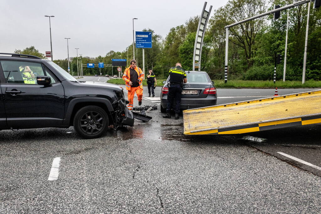 Veel schade nadat auto door rood rijdt