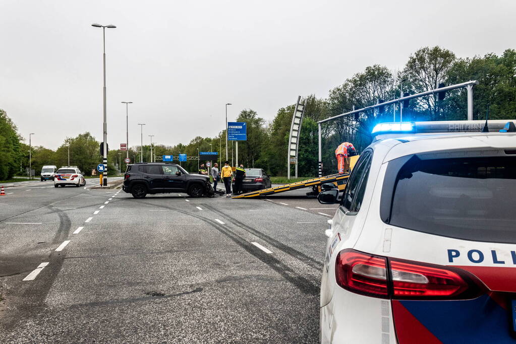 Veel schade nadat auto door rood rijdt