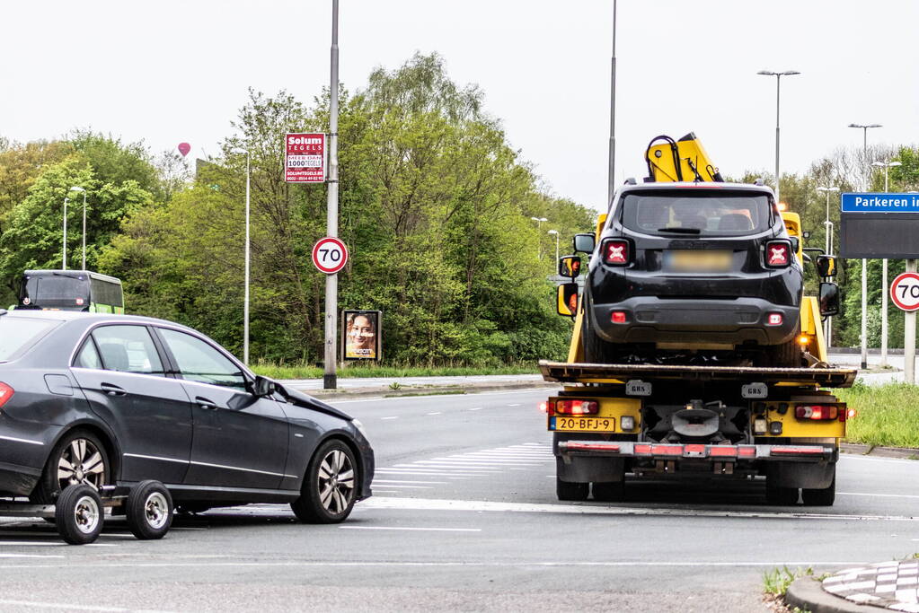 Veel schade nadat auto door rood rijdt