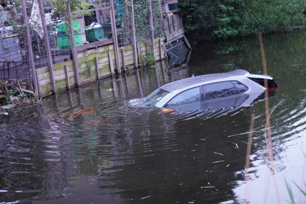 Bestuurder rijdt met drie bijrijders de sloot in