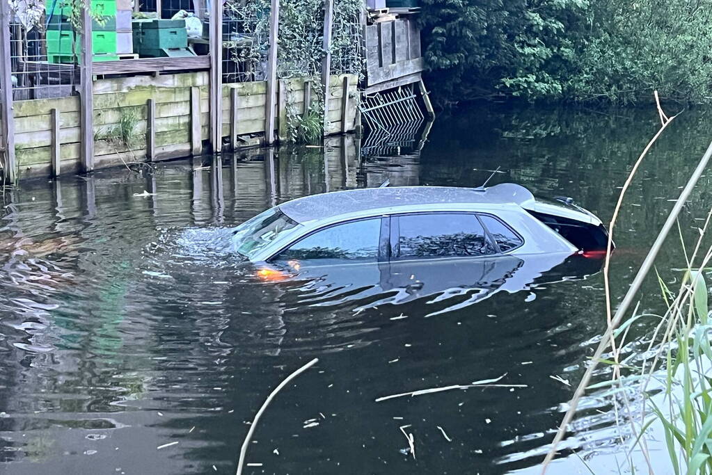 Bestuurder rijdt met drie bijrijders de sloot in