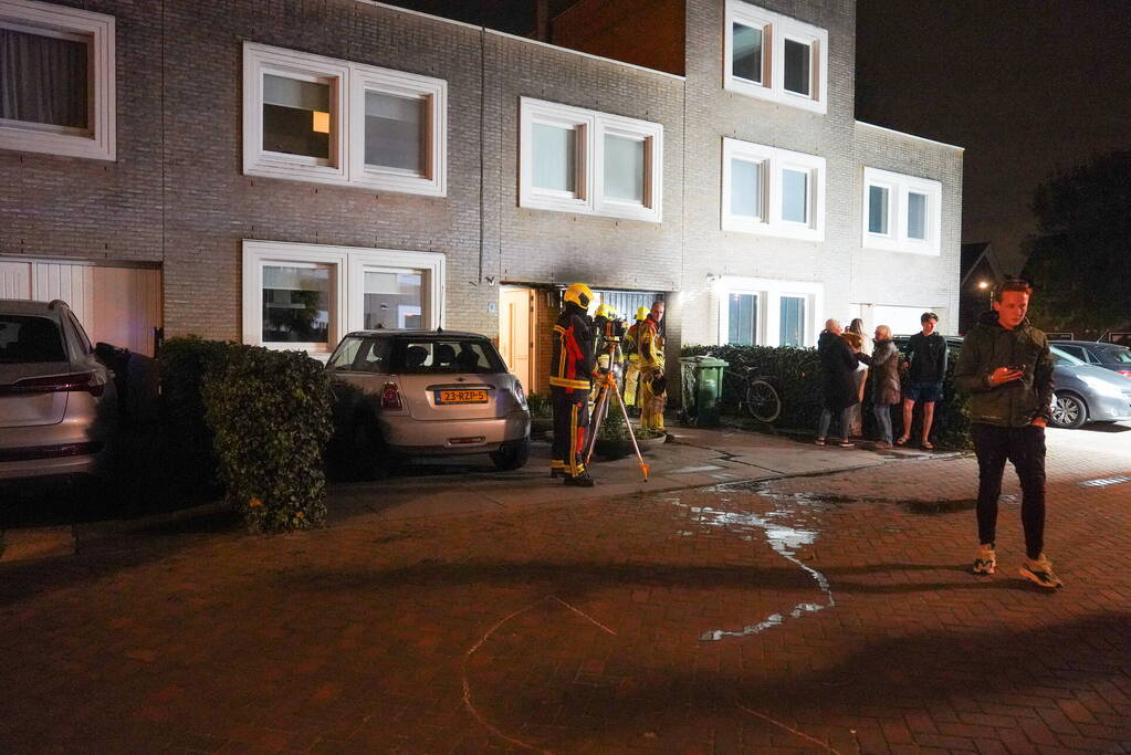 Containerbrand tegen woning, brandweer voorkomt erger