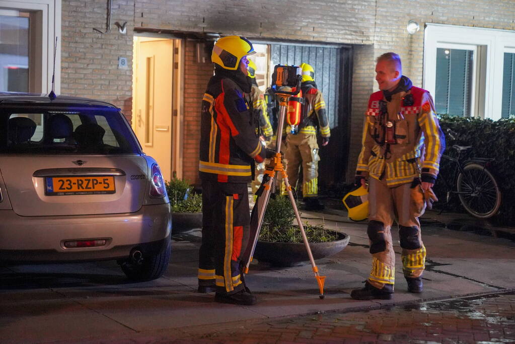 Containerbrand tegen woning, brandweer voorkomt erger