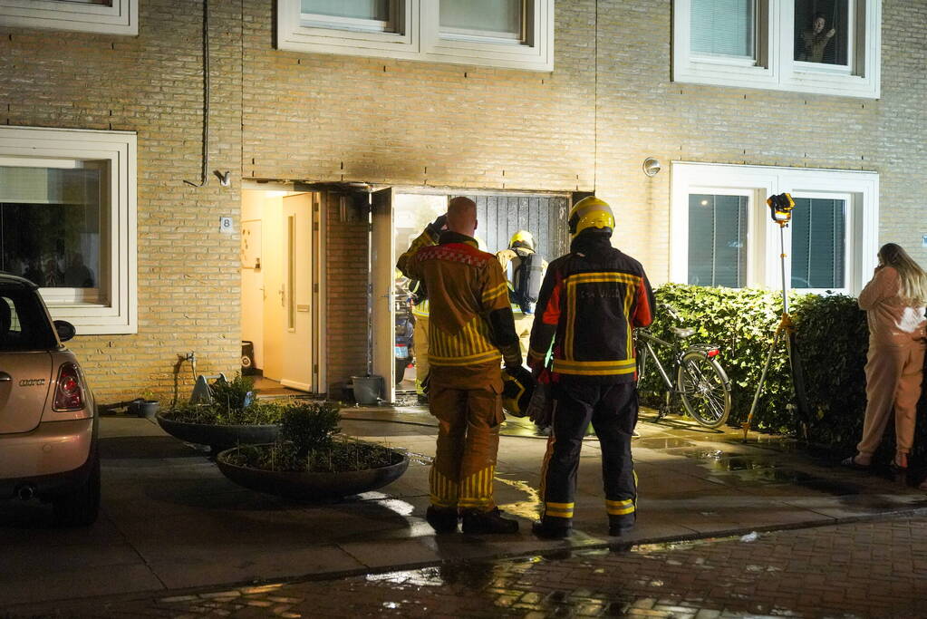 Containerbrand tegen woning, brandweer voorkomt erger