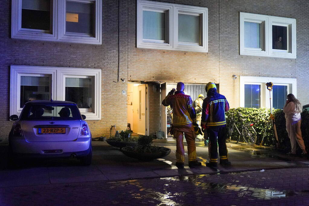 Containerbrand tegen woning, brandweer voorkomt erger