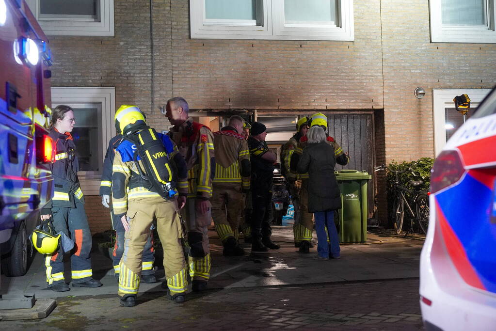 Containerbrand tegen woning, brandweer voorkomt erger